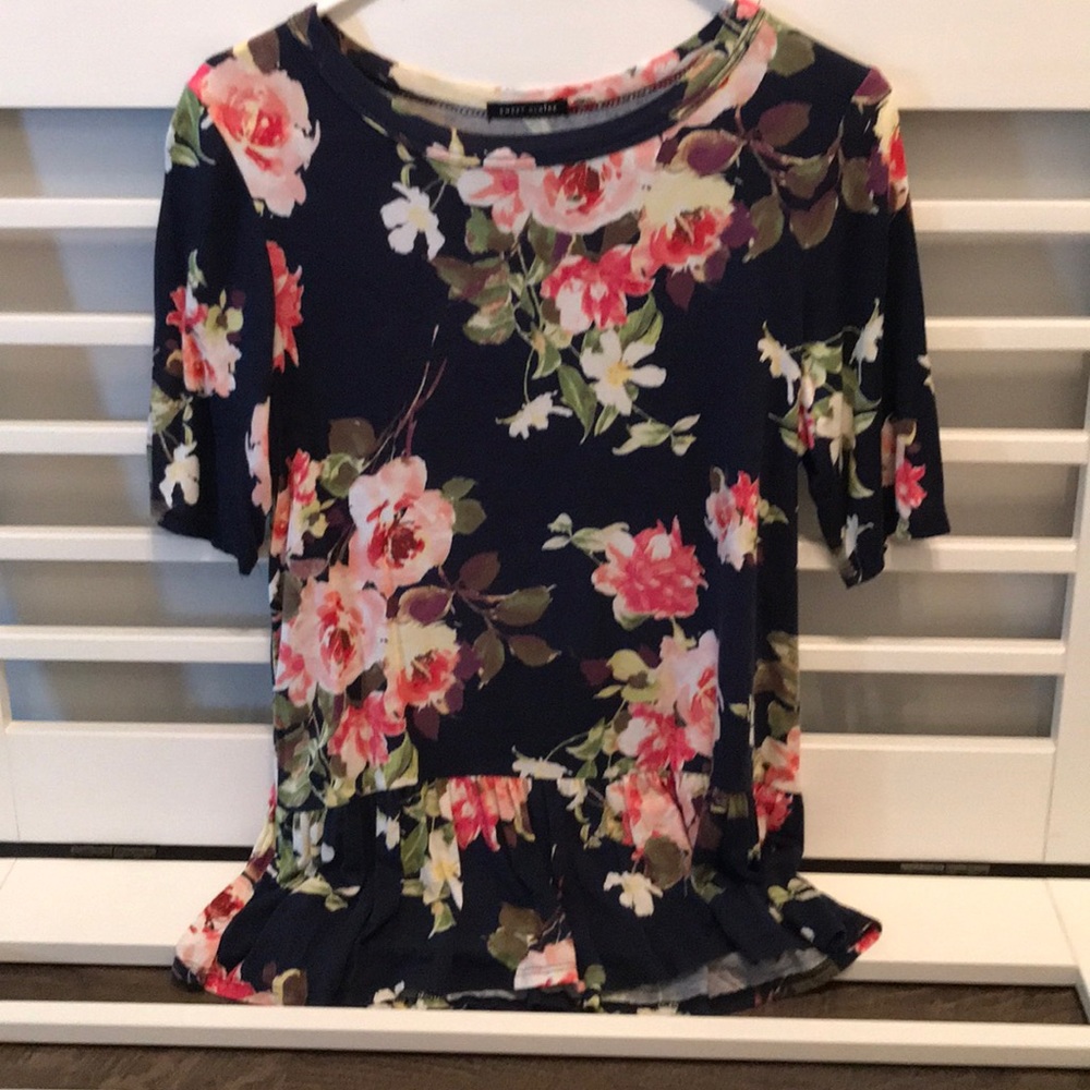 Cute floral blouse , brand new !!!